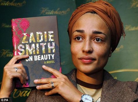 Zadie Smith Black Woman Writing, Woman Writing, Female Authors, Zadie Smith, Black Writers, Nobel Prize In Literature, Medical Drama, Influential Women, Beginning Writing