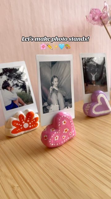 Art by Lieve Merlijn van Eijden 🌸🎨 on Instagram: "Easy DIY photo stand! 🌸🎨✏️🩵✨ #diy #craft #photostand #creative #easyart #tutorial #knutselen #fyp #art #drawing #cute #doodle #clay #acrylicpainting #markers #homedecordiy #pictureframe" Diy Photo Stand, Photo Stand, Clay Magnets, Diy Air Dry Clay, Cute Doodle, Air Dry Clay Projects, Tanah Liat, Clay Diy Projects, Clay Crafts Air Dry