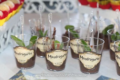 Docinhos Festa Harry Potter da Leticia Mesa Dulce Harry Potter, Dolci Harry Potter, Harry Potter Marathon, Harry Potter Christmas Decorations, Hogwarts Party, Harry Potter Theme Birthday, Cumpleaños Harry Potter, Harry Potter Bday, Harry Birthday