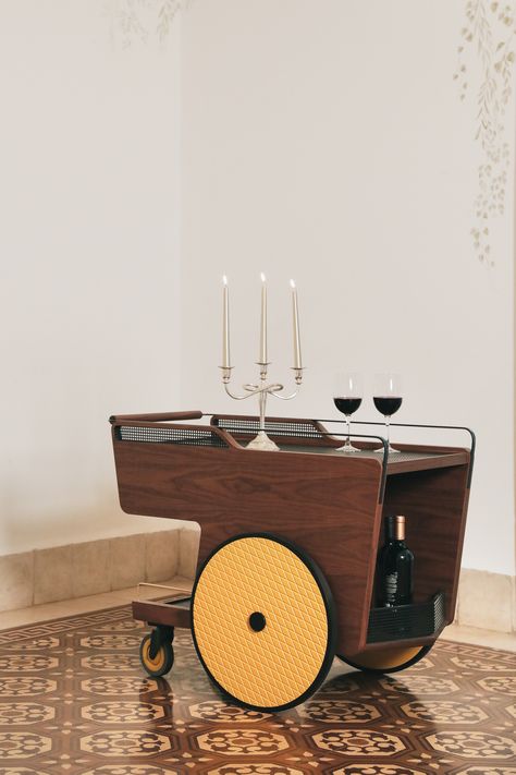 Luxury furniture design Bar Cart Inspiration, Trolley Design, Bar Cart Design, Peanut Butter And Banana, Cocktail Trays, Peanut Butter Banana Smoothie, Avocado Toast Egg, Luxury Bar, Serving Cart