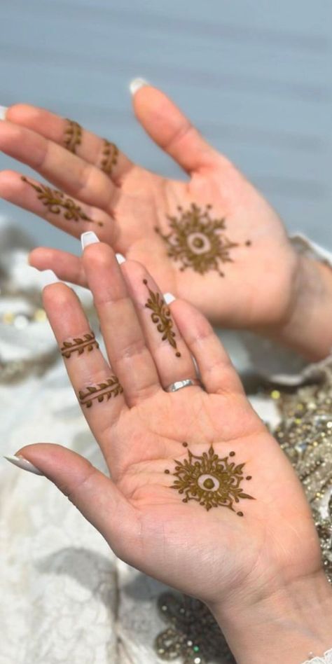 Simple Henna Designs On Palm, Simple Henna Aesthetic, Mandala Mehndi Design Front Hand Palm, Aesthetic Palm Mehndi Design, Aesthetic Mehndi Designs For Palm Simple, Small Henna Flower, Minimal Mehandi Design Palm, Simple Mehndi Designs For Palm, Aesthetic Mahendiii Design