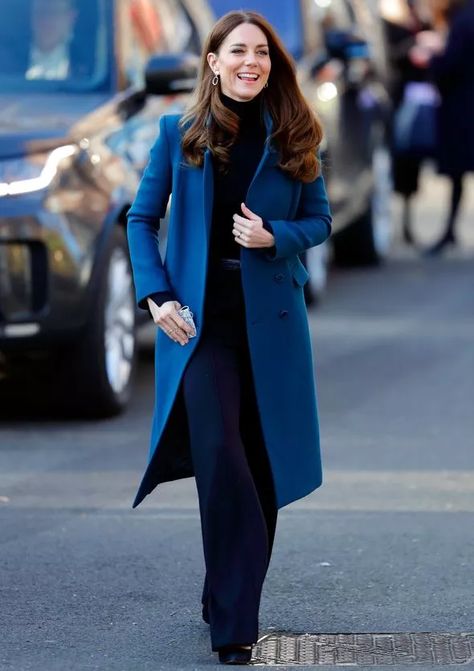 The Duchess of Cambridge at the Foundling Museum in central London Kate Middleton Style Outfits, Looks Kate Middleton, Kate Middleton Outfits, Classy Winter Outfits, Middleton Style, Blue Coat, Woman Suit Fashion, Kate Middleton Style, Stylish Work Outfits