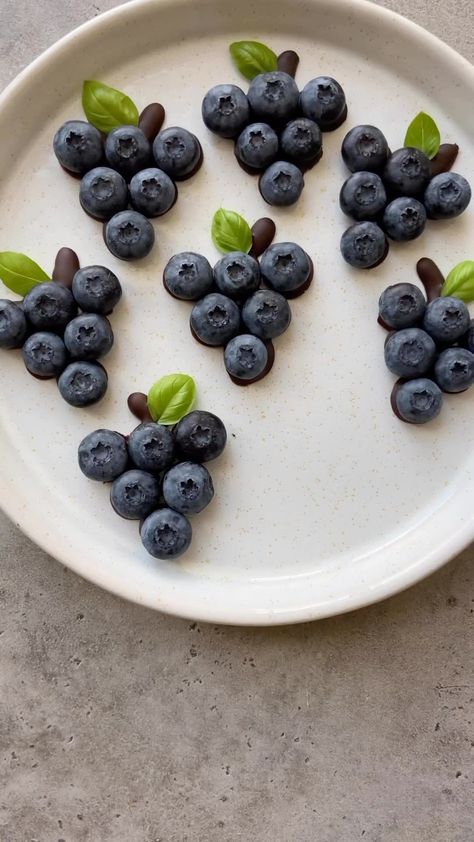 Chef AL keif | follow @chef_al_keif شيف عالكيف ❤️BLUEBERRY & CHOCOLATE ‘GRAPES’ These are so much fun to eat as they are or top onto desserts. Do make… | Instagram Healthy Snacks Kids, Food Bites, Kid Lunches, Healthy School Snacks, Fruit Platter Designs, Blueberry Chocolate, Bite Size Cookies, Decorações Com Comidas, Food Art For Kids