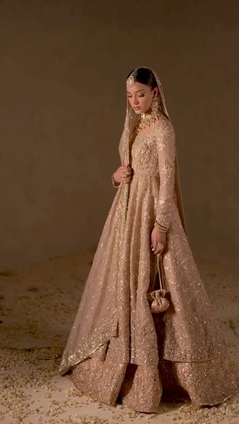 Pakistani Walima Dress Brides, Pakistani Bridal Wear Nikah, Nikkah Dress For Bride, Pakistani Wedding Dresses Sisters Walima, Pakistani Reception Bride, Baraat Dress Pakistani Bridal Wear, Indian Wedding Vibes, Nikkah Dress Pakistani, Gold Pakistani Bridal Dress