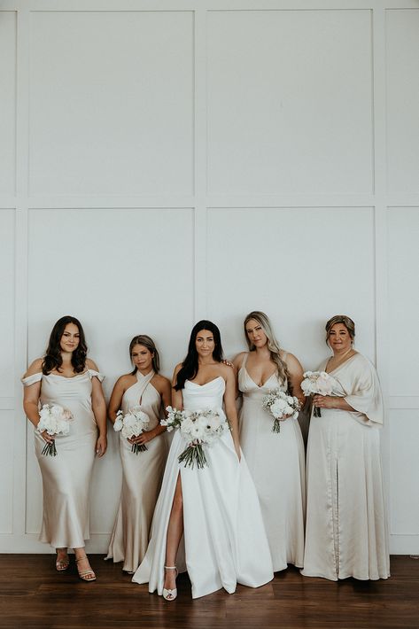 Indoor Bridal Party Photos, Hailey 2023, Indoor Bridesmaid Photos, Three Bridesmaids Pictures, 3 Bridesmaids Pictures, 4 Bridesmaids Pictures, Fun Bridesmaid Pictures, Party Prompts, Wedding Photo Ideas 5 Bridesmaids