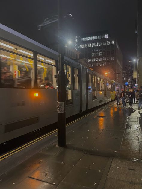 Uk Night Aesthetic, Manchester Uk Aesthetic, Manchester Aesthetic, Uk Vibes, Night Cities, Uk Aesthetic, Uk Night, Manchester Travel, Uk Life