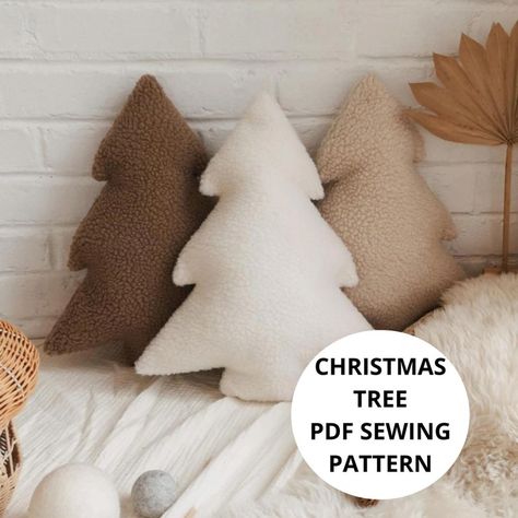 Christmas Fabric Trees, Christmas Pillow Sewing, Easy Sewing Projects Christmas, Christmas Tree Sewing Pattern, Fleece Fabric Projects, Christmas Pillows Diy Sewing Projects, Sew Christmas Decorations, Pillow Patterns Sewing, Christmas Tree Pillow Pattern