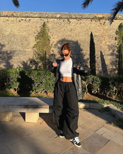 Ellie Beatrice Joslin no Instagram: “Day to night in my parachute pants. 🧡” Parachute Trousers Outfit, Parachute Pants Outfit Black, Outfit Ideas Parachute Pants, Black Parachute Pants Outfit, Trousers Outfit Ideas, Black Parachute Pants, Ellie Beatrice Joslin, Parachute Pants Outfit, Parachute Trousers