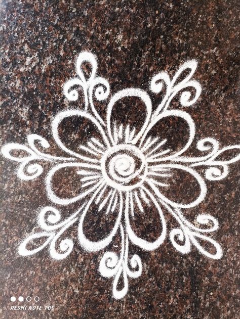 Simpal flower Rangoli design Simpal Rangoli Designs Daily, Rangoli Designs Flower Easy, Simpal Rangoli Designs, Daily Rangoli Designs Easy, Simple Rangoli With Dots, Daily Muggulu, Full Mehndi, Easy Rangoli Designs Videos, Dot Rangoli