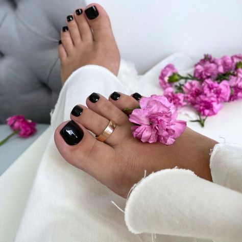 Spring Toe Nails: Seasonal Splendor at Your Feet - divagaze.com Spring Toe Nail Designs, Spring Toe Nails, Pedicure Pictures, Blue Pedicure, Pedicure And Manicure, Pink Pedicure, Sky Blue Nails, Pedicure Ideas, Gel Colors