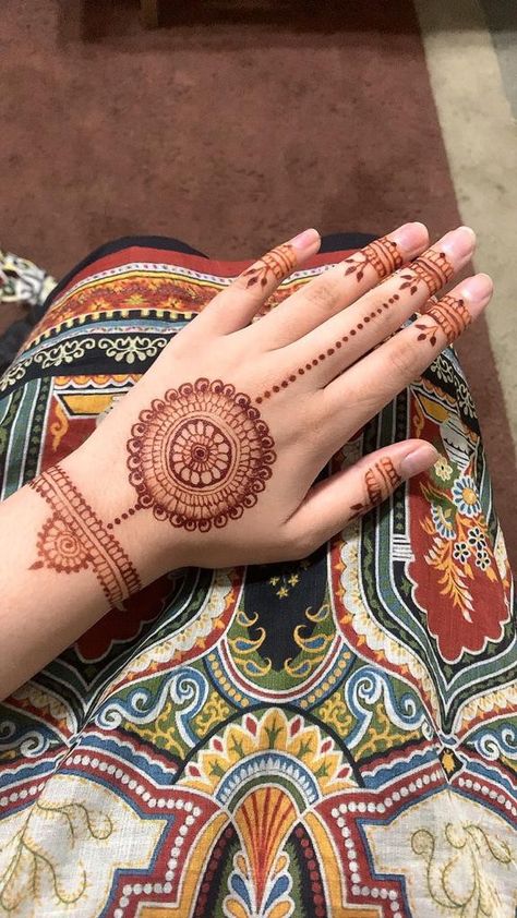 Simple Back Side Mehndi Design, Back Side Mehendi Design Simple, Gorgeous Henna Designs, Mehandi Ideas, New Henna Designs, Simple Mehendi Designs, Floral Henna Designs, Full Hand Mehndi, Simple Henna Tattoo