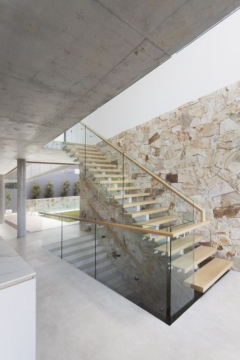 Amaroo House / Alexandra Buchanan Architecture | ArchDaily Villa Staircase, Stone Feature Wall, Stone Wall Design, Architecture Elevation, Villa Style, Tropical Living, Internal Courtyard, Architectural Section, Stone Feature