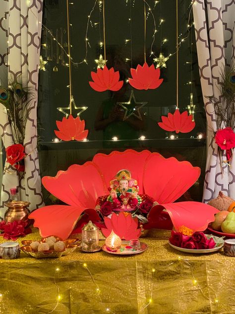 Ganesh Chaturthi decoration hibiscus flower backdrop DIY Diy Ganapati Decoration, Low Budget Ganpati Decoration, Paper Flowers Decoration For Ganpati, Ganpati Decoration Lotus Theme, Hibiscus Flower Ganpati Decoration, Hibiscus Flower Decorations, Morpankh Decoration For Ganpati, Diy Ganpati Decoration Theme Ideas, Diy Ganesh Chaturthi Decoration