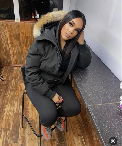 Baddie Airport Outfits Winter, Winter Coats Black Women, Winter Jackets Black Women, Winter Coat Black Women, Uk Baddie Outfits, Cheap Fall Streetwear Puffer Jacket, Cold Weather Outfits Baddie, Black Puffer Jacket Outfit Baddie, Baddie Winter Outfits Cold