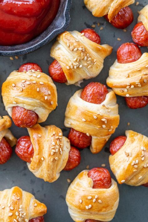 Pigs In The Blanket, Pigs In A Blanket Recipe, Costco Chicken Bake, Pizza Roll Recipe, American Snacks, Cocktail Sausages, Frozen Snack, Pigs In A Blanket, Easy Appetizer Recipes