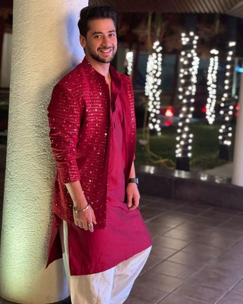 Wedding Garba Outfit Men, Sangeet Blazer For Groom, Groom Friends Dress Indian, Mens Kurta Designs For Sangeet, Garba Outfit For Groom, Sherwani For Bride's Brother, Sangeet Outfit For Couples, Friend Wedding Outfit Indian Men, Groom Kurta Indian Weddings