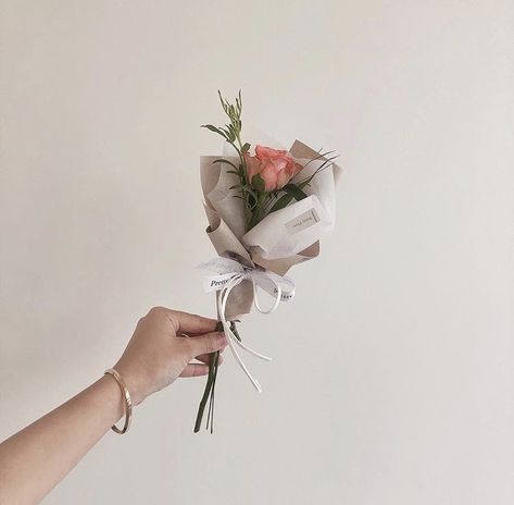 ˗ˏˋ flower ˎˊ˗ Single Flower Bouquet, Diy Bouquet Wrap, Flower Bouquet Diy, Flower Gift Ideas, Bouquet Wrap, Flowers Bouquet Gift, Seni Origami, How To Wrap Flowers, Flower Therapy