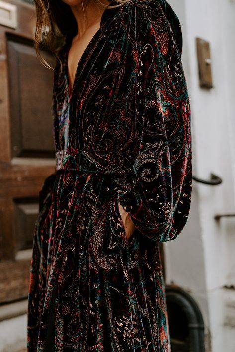 Boho Velvet Dress, Eclectic Rocker Style, Summer Dress For Fall, Claire Mischevani, Mode Kimono, Mode Boho, Open Neck, Velvet Fashion, Fashion Mistakes