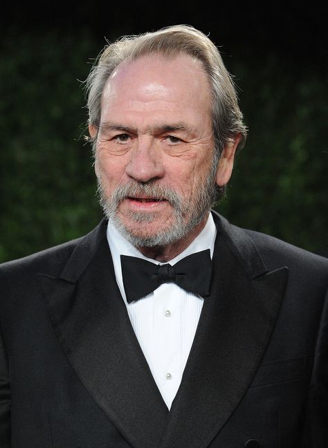 Tommy Lee Jones: Tommy graduated with a BA in English from Harvard in 1969. During his time at Harvard, he lived in the same dorm as future Vice President Al Gore. Tom Cruz, Portrait Drawing Tips, Ivy League Schools, Al Gore, Tommy Lee Jones, Silver Foxes, Celebrity Faces, Thriller Film, Hollywood Actors