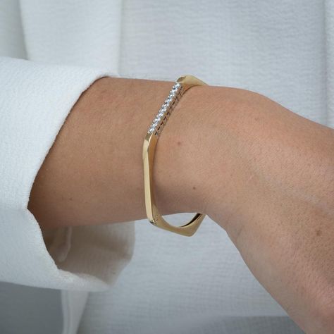 Lot - BRACELET RIGIDE DIAMANT A diamond and gold bangle. Statement Gold Bracelet, Modern Gold Bracelet For Women, Solid Gold Bangle Modern, Modern Diamond Bangle, Gold Bangle For Women Classy, Gold Breslet, Diamond Ornaments, Jewelry Anklets, Bangle Design