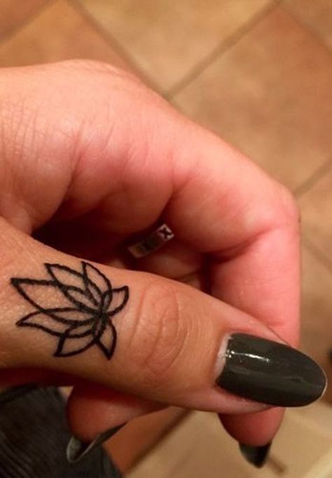 Simple Lotus Finger Tattoo Ideas at MyBodiArt.com - Mandala Flower Hand Tat Placement Thumb Fingers Tattoo, Tumblr Tattoo, Thumb Tattoos, Places To Get Tattoos, Tattoo Finger, Catrina Tattoo, Small Finger Tattoos, Finger Tattoo For Women, Finger Tats