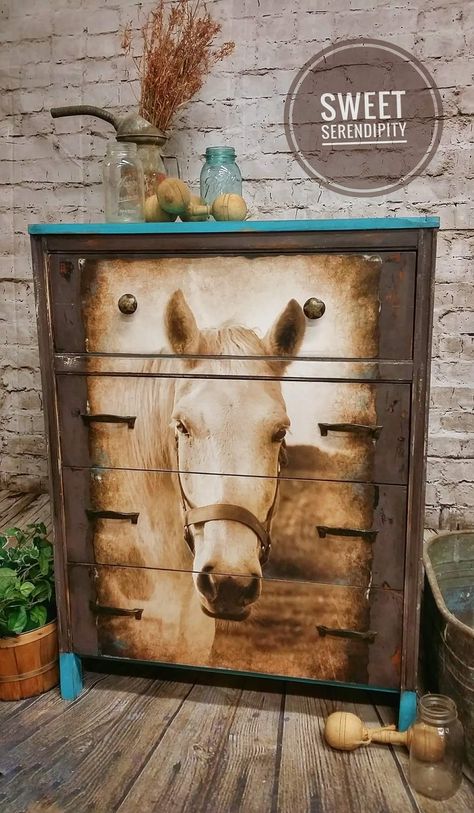 Chest of drawers for the horse lover Southwestern Furniture, Circle Furniture, Cowhide Decor, Revamp Furniture, Decoupage Furniture, Western Furniture, Fleur Design, Horse Crafts, Diy Furniture Renovation