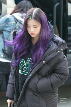 Purple Hair Streaks, Purple Hair Highlights, Purple Ombre Hair, Dark Purple Hair, Hair Color Purple, Hair Color Blue, Grunge Hair, Hair Color Trends, Korean Hairstyle