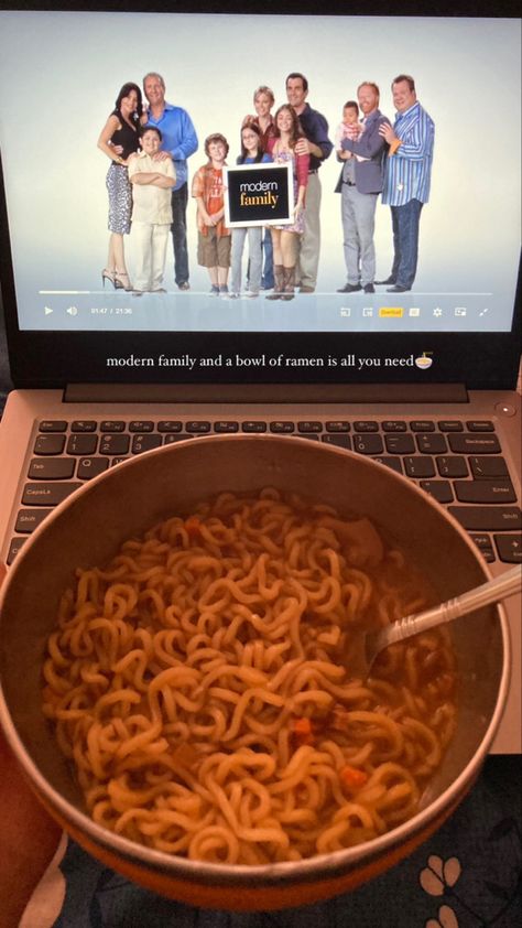 modern family and ramen>> Watching Modern Family Aesthetic, Ramen Captions Instagram, Family Instagram Story, Modern Family Aesthetic, Ramen Aesthetics, Geisha Anime, Family Aesthetic, Bowl Of Ramen, Aesthetic Laptop