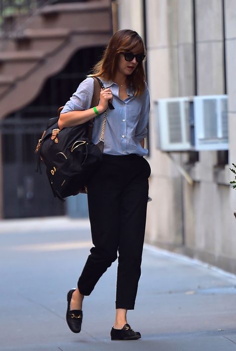 Dakota Johnson’s Street Style: Best Shoes Dakota Johnson Street Style, Minimalist Moda, Dakota Style, Dakota Johnson Style, Baddie Outfit, Style Casual Chic, Summer Work Outfits, Celebrity Street Style, Casual Work Outfits