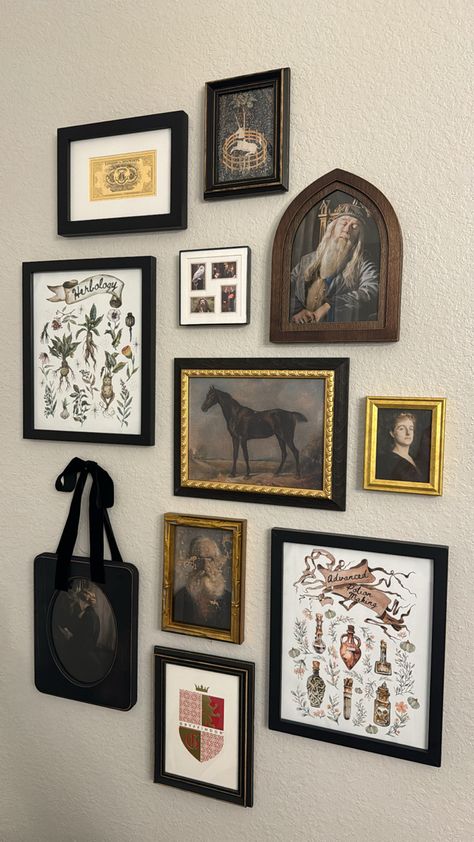 Gallery Wall Harry Potter, Weasley Inspired Home, Harry Potter Kids Bathroom, Harry Potter Themed Apartment, Hogwarts Gallery Wall, Hogwarts Aesthetic Living Room, Harry Potter Home Decor Aesthetic, Harry Potter Aesthetic House Decor, Subtle Harry Potter Room Decor