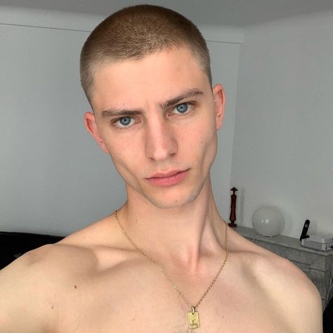 Hollow Cheeks Aesthetic, Jaw Shapes, Kiehls Calendula, Doberman Boys, Hollow Cheeks, Chiseled Jaw, Short Hair Tomboy, Unique Faces, Love My Body