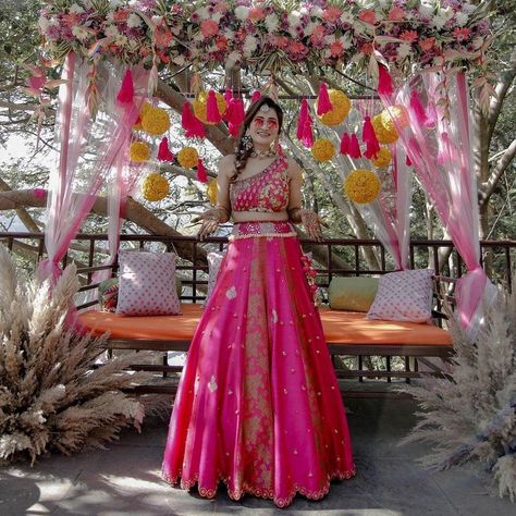 Shaadiwish Inspirations and Ideas | Trending%20blouse%20designs Lehenga Without Dupatta, Mehndi Outfit For Bride, Haldi Outfits For Bride, Haldi Dress For Bride, Mehendi Outfits For Bride, Haldi Outfit For Bride, Mehandi Outfits, Haldi Ceremony Outfit, Haldi Dress