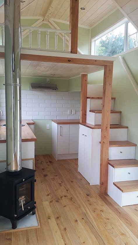 Tiny House Stairs, Diy Tiny House, Tiny House Interior Design, Shed To Tiny House, Tiny House Loft, House Loft, Tiny House Inspiration, Casa Vintage, Tiny House Movement