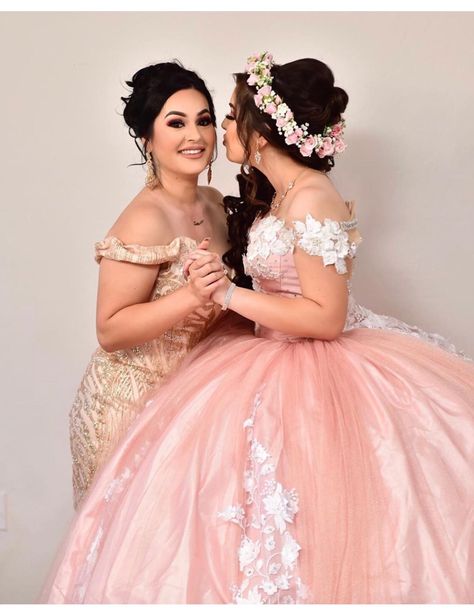 Mother Daughter Quince Pictures, Mom And Daughter Quince Pictures, Quinceanera Picture Ideas With Parents, Family Quinceanera Pictures, Quince Family Pictures, Quinceanera Family Pictures, Quince Photoshoot Ideas With Family, Quinceañera Photoshoot Ideas With Family, Quinceanera Photoshoot Poses