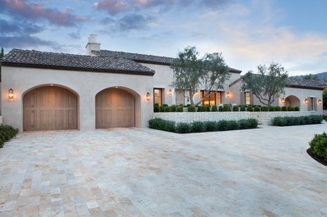 Spanish Driveway, Travertine Driveway, Tan House, Travertine Pavers, Modern Front Yard, Farmhouse Designs, Coastal Interiors Design, Spanish Style Homes, Coastal Interiors