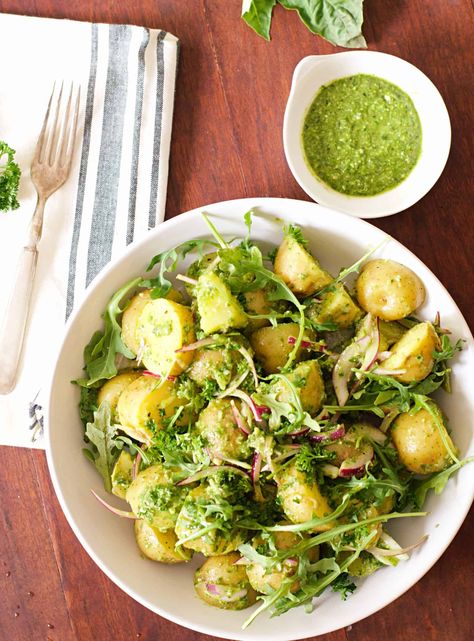 Pesto Potato Salad - Elke Living Pesto Potato Salad, Amish Potato Salads, Quinoa Chickpea Salad, Tomato Basil Salad, Homemade Pesto Recipe, Southern Potato Salad, Pesto Potatoes, Potato Salad Healthy, Mini Potatoes