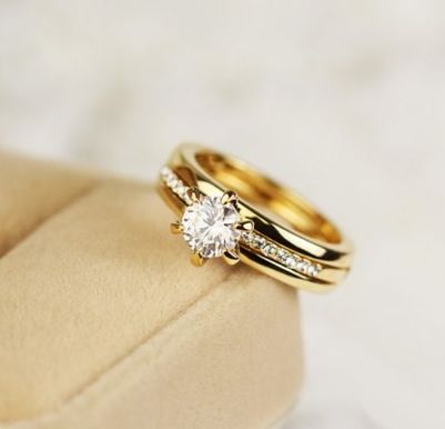 Pretty Gold Engagement Ring Designs, Unique Gold Wedding Rings, Indian Wedding Rings, Pretty Wedding Rings, Couple Ring Design, Wedding Jewelry Sets Bridal Jewellery, Gold Jewels Design, Engagement Rings Couple, Diamond Pendants Designs