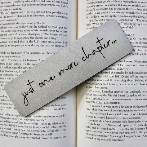 Bookshop Ideas, Make A Bookmark, Bookmarks Quotes, Handmade Bookmarks Diy, Just One More Chapter, 2 Sisters, Bookmarks For Books, Artificial Christmas Garland, Creative Bookmarks