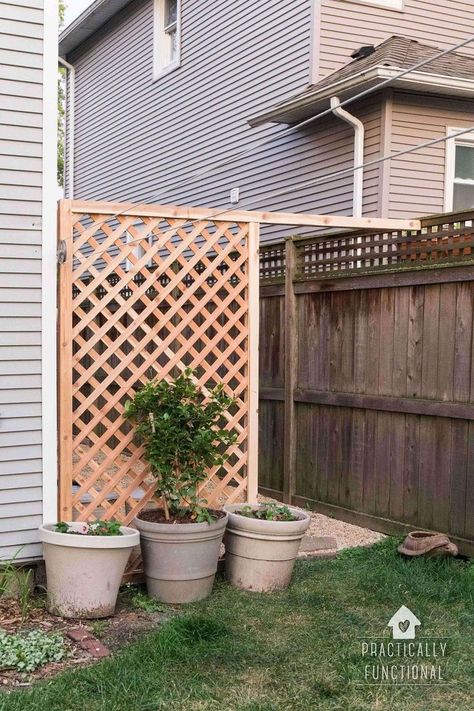 Build a simple DIY trellis screen in a few hours to hide eyesores in your yard! Add a climbing vine and the trellis will be covered in pretty flowers! Trellis Screen, Backyard Trellis, Diy Privacy Screen, Diy Garden Trellis, Trellis Ideas, Backyard Area, Diy Trellis, Garden Vines, Easy Backyard