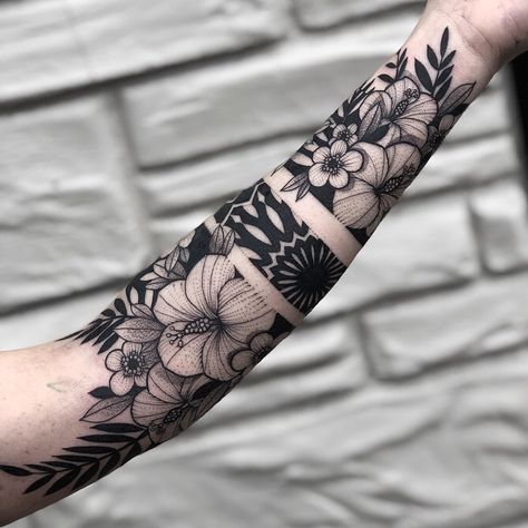 25 Flower Tattoos to Make Your Skin a Living Garden - DIY Morning Tato Lengan Bawah, Tato Maori, Tato Geometris, Armband Tattoos, Maori Tattoos, Tato Lengan, Tattoo Trend, Forearm Tattoo Design, Cool Forearm Tattoos