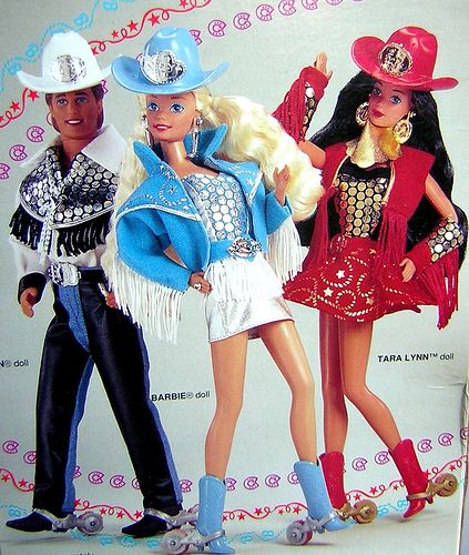 Western Stampin' Tara Lynn (in red).. Omg had her! Can't believe I didn't remember about her until now! Had so much fun stamping with her shoes. Barbie 1990, Barbie 80s, Barbie 90s, Tara Lynn, Barbie Clothing, Barbie Shop, Western Star, Square Dance, Barbie Vintage