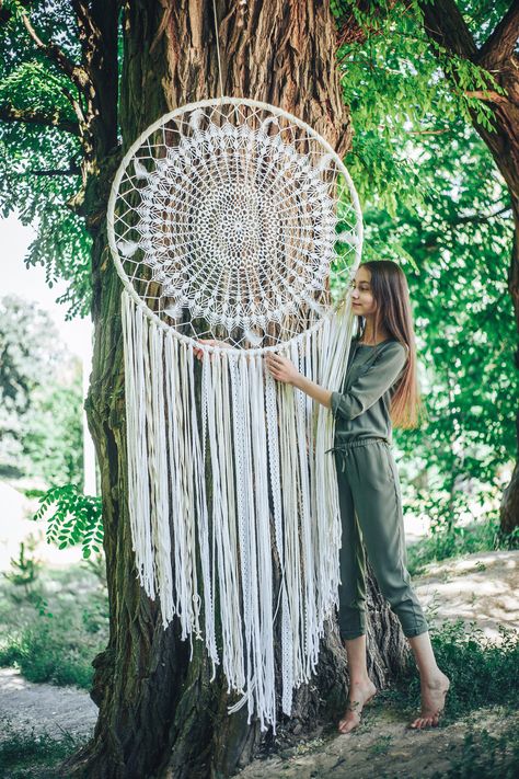 Giant Dream Catcher, Big Dream Catchers, Dreamcatcher Crochet, Atrapasueños Diy, Doily Dream Catchers, Dream Catcher Nursery, Dream Catcher Wall Hanging, Dream Catcher Wall, Crochet Dreamcatcher