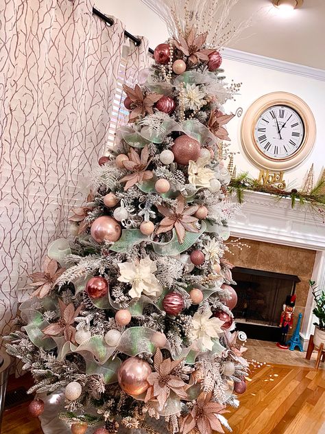 Hobby Lobby Christmas Trees, Hair Ideas Ombre, Hobby Lobby Christmas Tree, Short Shaggy Hairstyles, Hobby Lobby Christmas Ornaments, Pink Christmas Lights, Balayage Hair Ideas, Christmas Glam, Shaggy Hairstyles