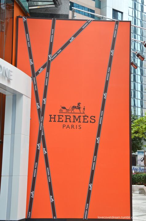 Hermes gift-wrapped hoarding Fashion Hoarding Design, Hermes Installation, Hermes Flagship Store, Hermes Display Window, Hermes Window, Loewe Window Display, Hoarding Design, Hermes Orange, Retail Windows