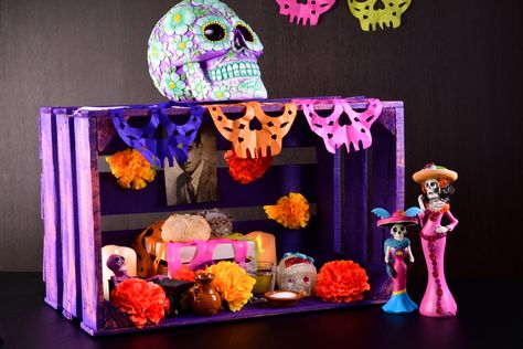 Este tip te dará una excelente opción para poner tu ofrenda del Día de Muertos sin ocupar mucho espacio; ya que la pones dentro de un huacal el cual cabe en cualquier lugar de la casa y le da un toque diferente que lucirá increíble. Ofrenda Shoebox Ideas, Dia De Los Muertos Party Ideas, Halloween Classroom Door, Day Of The Dead Diy, Dia De Los Muertos Decorations Ideas, Halloween Diorama, Den Mrtvých, Mini Altar, Cultural Crafts