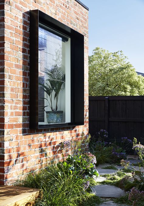 Window Shroud, Window Options, Black Window Frames, Australian House, Housing Design, Recycled Brick, Burnt Wood, Casa Country, Suburban House