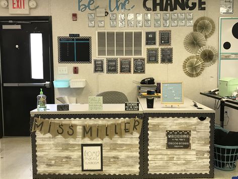 Teacher Desk Area Classroom Setup, Garden Theme Classroom, Teacher Desk Areas, Rustic Classroom Decor, High School Decor, Classroom Commands, Labels Organization, Social Worker Office Decor, Classroom Shop