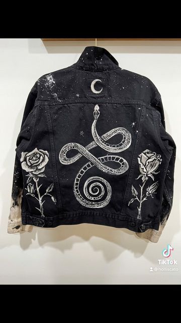 Painting Jeans Jacket, Black Denim Jacket Embroidery, Black Denim Jacket Painted, Denim Jacket Design Ideas, Painted Jacket Ideas, Paint Jean Jacket, Jeans Jacket Painted, Bleached Jean Jacket, Painted Jean Jacket