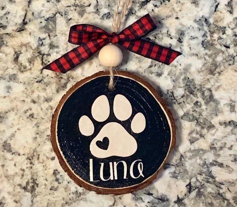 Wood Disc Ornaments, Wood Slice Painting Ideas, Wooden Ornaments Diy, Christmas Tree Glitter, Paw Ornament, Wood Slice Ornaments, Christmas Gifts For Pets, Wood Disc, Dog Christmas Ornaments