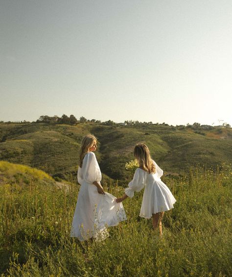 Fixing crowns, fluffing dresses ~ whatever it takes, we lift each other up ✨#TheRoofersGranddaughter ⠀⠀⠀⠀⠀⠀⠀⠀⠀ ⠀⠀⠀⠀⠀⠀⠀⠀⠀ 📷: @estherscanon Womens Photoshoot, White Dress Flowy, Countryside Girl, Film Photoshoot, Camera Girl, Sunny Dress, Field Photoshoot, Friendship Photography, Foto Inspo